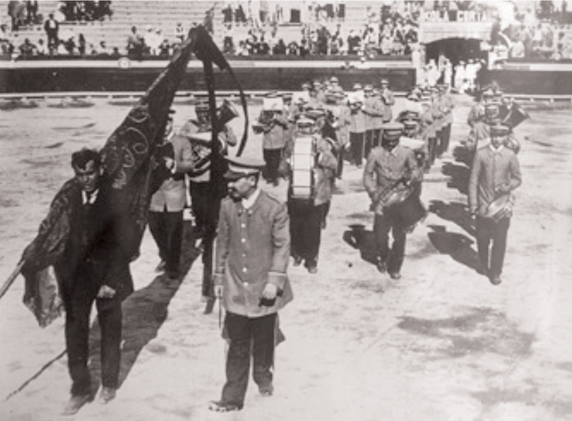 Foto històrica de la banda marxant cap al Certamen (1914)