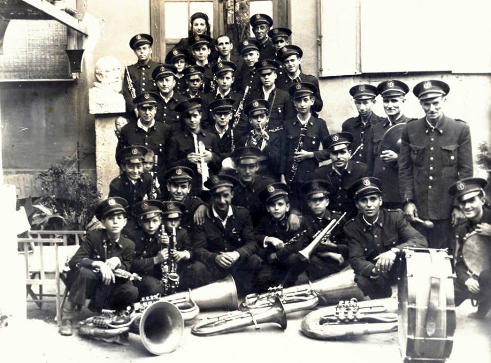 Músics durant un assaig o descans de concert